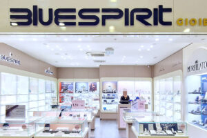 Viterbo – Auto fa irruzione nel centro commerciale: colpo notturno alla gioielleria Bluespirit