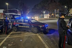 Roma, fugge alla vista dei carabinieri abbandonando l’auto: sequestrati arnesi da scasso, tre ricetrasmittenti e quasi mille euro
