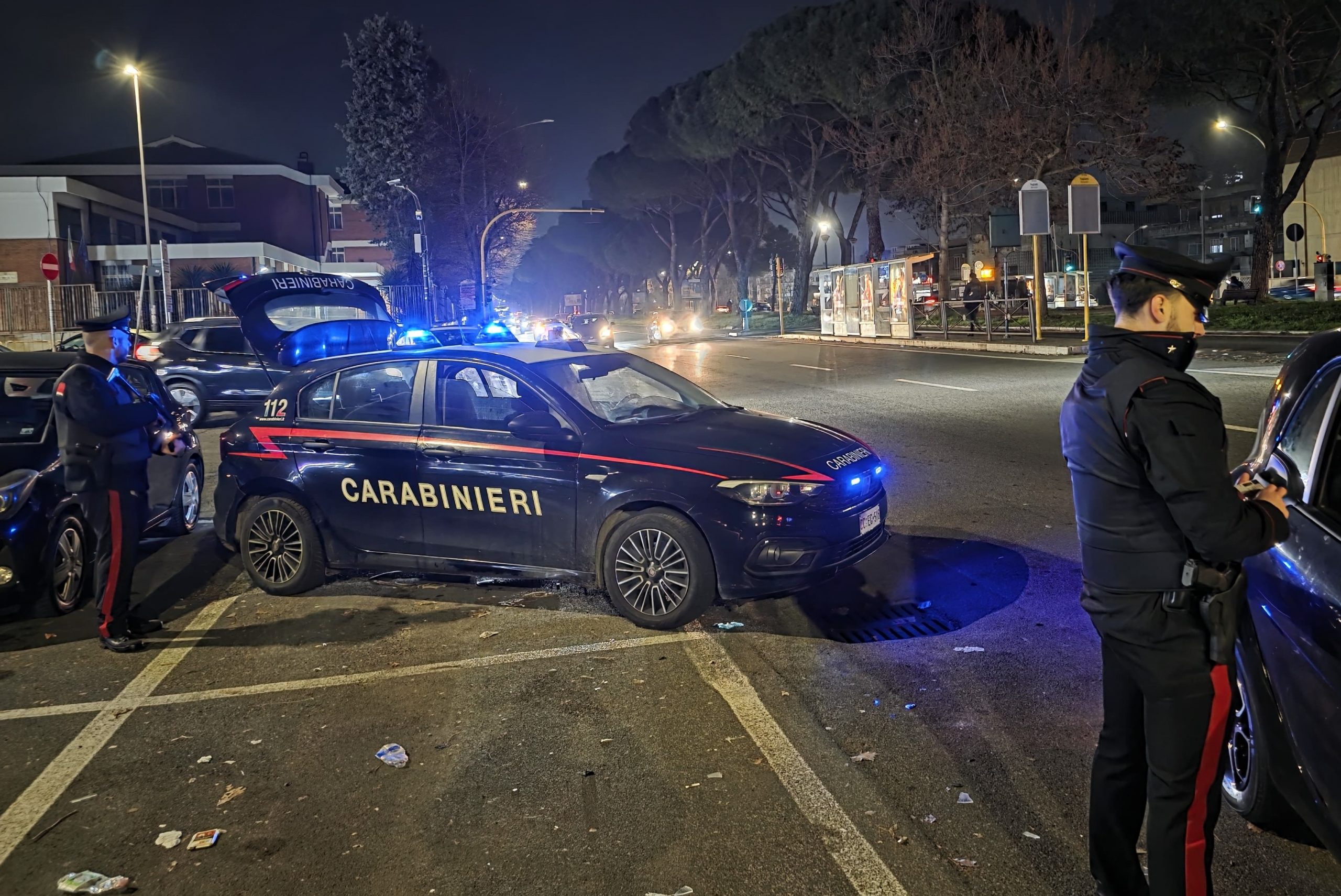 Roma, fugge alla vista dei carabinieri abbandonando l’auto: sequestrati arnesi da scasso, tre ricetrasmittenti e quasi mille euro