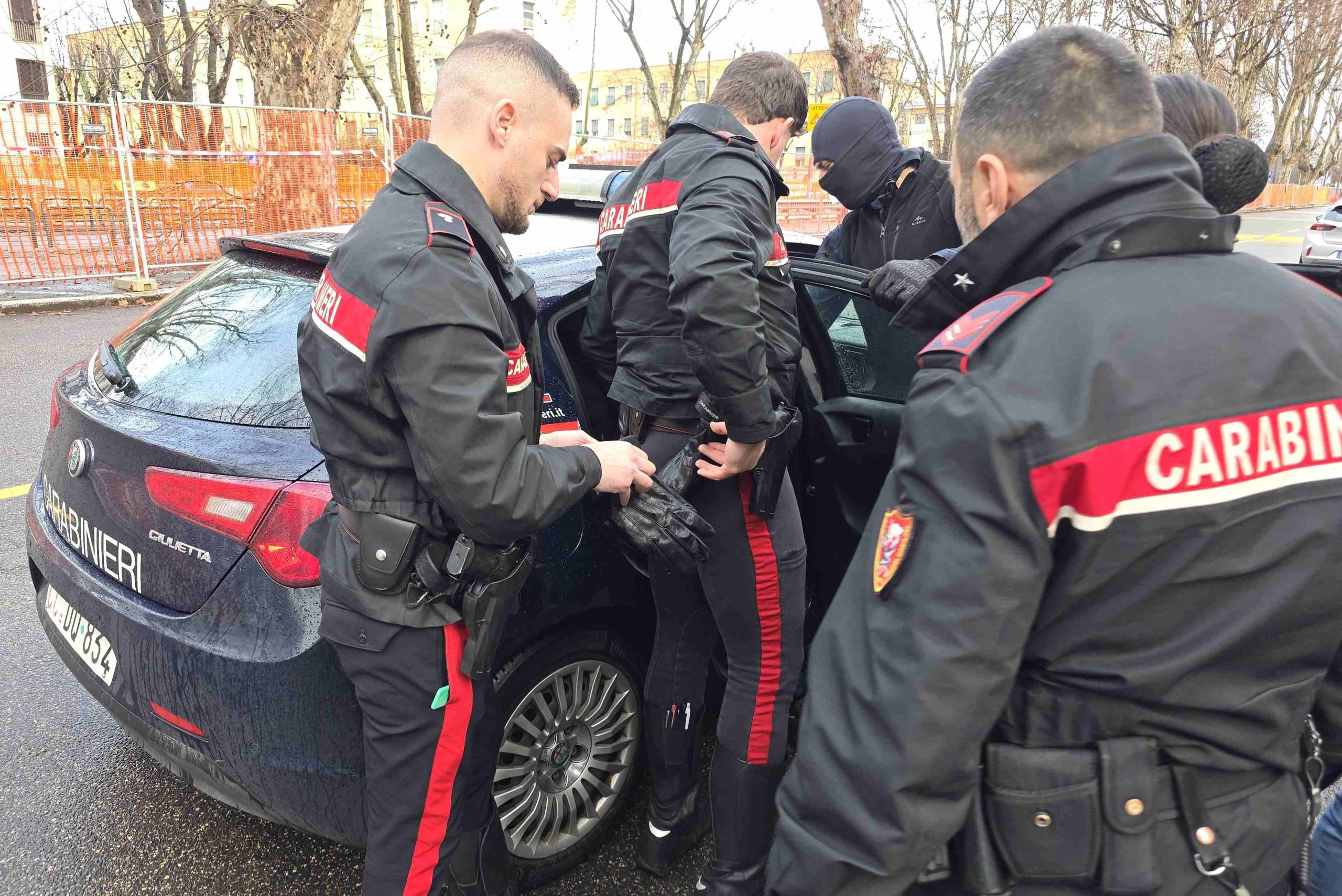 Roma – Blitz al Quarticciolo: 13 arresti, 800 dosi di cocaina e crack sequestrate