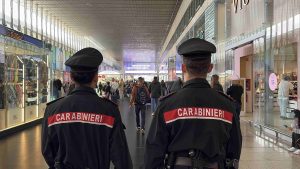 Roma, controlli antiborseggio su bus e metro: arrestati sei stranieri “predatori” di portafogli