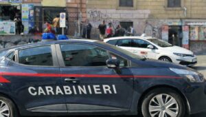Roma, si scaglia contro un tassista con una bottiglia ed aggredisce i carabinieri intervenuti: arrestato senegalese
