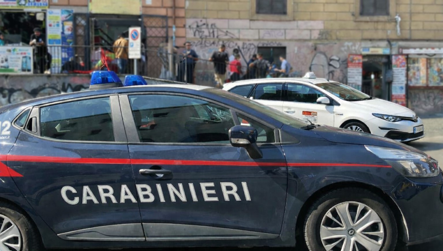 Roma, si scaglia contro un tassista con una bottiglia ed aggredisce i carabinieri intervenuti: arrestato senegalese