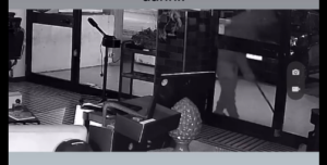 Viterbo, tenta di scassinare lo Shape Salon di via Garbini: immortalato dalle telecamere (VIDEO)