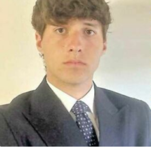 Perde il controllo degli sci e si schianta contro un albero a folle velocità: muore a Courmayeur il ventunenne romano Riccardo Mirarchi