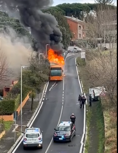 Bus con studenti a bordo prende fuoco tra Ariccia e Genzano (VIDEO)