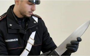 Ruba ad un macellaio del mercato Esquilino una mannaia di 50 cm e si dà alla fuga: arrestato un trentasettenne