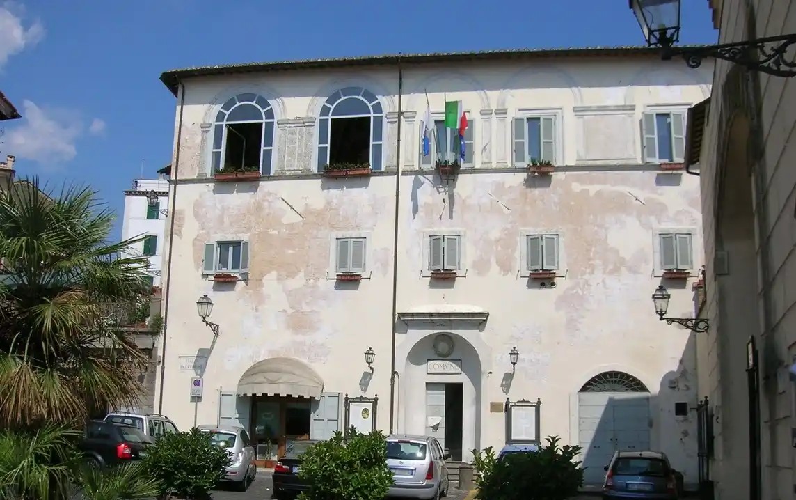 Anguillara – Si è dimessa l’assessora Massenio, madre dell’omicida Claudio Carlomagno