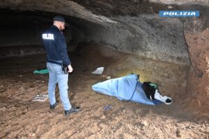 Viterbo – Spaccio nei boschi, arrestato in una grotta marocchino con pistola, soldi e cocaina (FOTO)