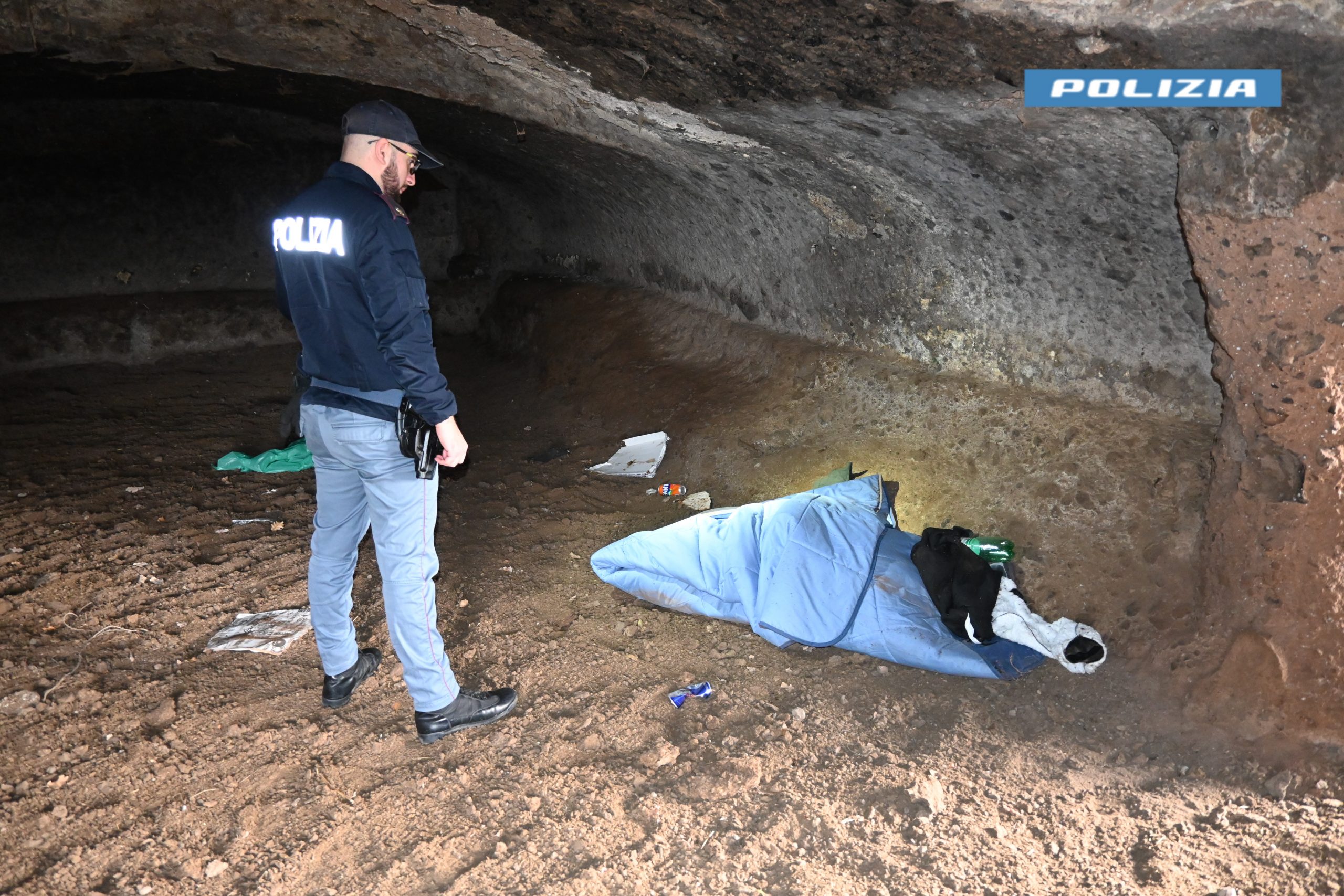 Viterbo – Spaccio nei boschi, arrestato in una grotta marocchino con pistola, soldi e cocaina (FOTO)