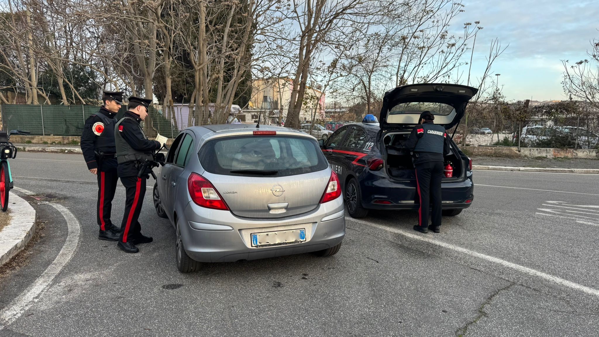 Roma, controlli a tappeto nel campo nomadi di Vicolo Salvi: sequestrate cinque auto senza assicurazione