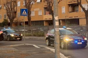 Roma – Tor Bella Monaca, donna minaccia il suicidio con due coltelli: salvata dai Carabinieri