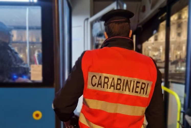 Roma – Lanciano un sasso contro un bus Cotral, finestrino in frantumi