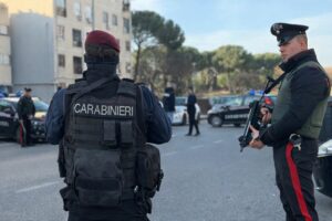 Roma – Blitz dei Carabinieri a Tor Bella Monaca: tre arresti, uno dopo un pericoloso inseguimento (FOTO)