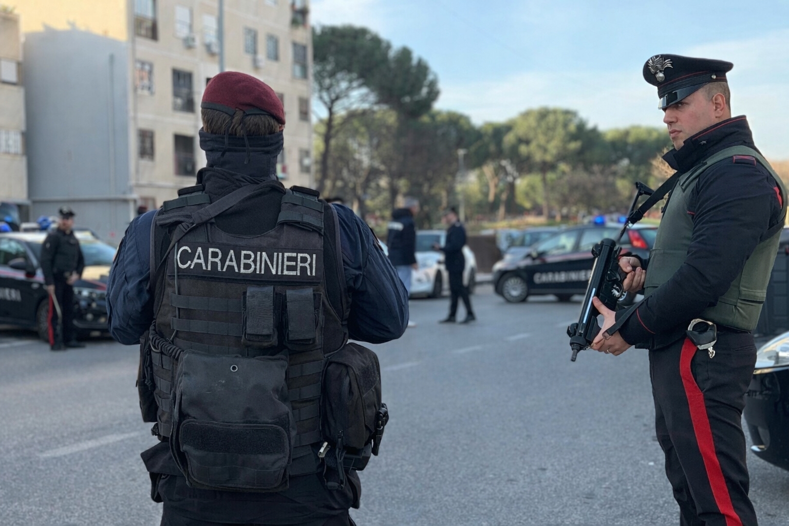 Roma – Blitz dei Carabinieri a Tor Bella Monaca: tre arresti, uno dopo un pericoloso inseguimento (FOTO)
