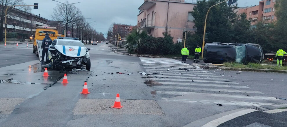 Latina, scooter forza posto di blocco: la Polizia Locale per inseguirlo si schianta con un Suv