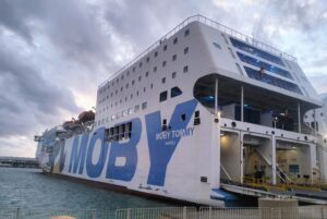 Nave di linea urta banchina nel porto di Civitavecchia, nessun ferito