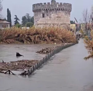 Tevere supera i 7 metri e copre le banchine, l’Aniene esonda vicino Roma