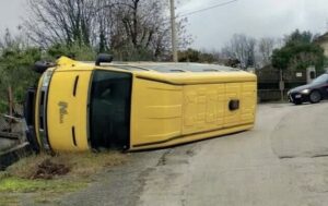 Cervaro – Scuolabus si ribalta, un bimbo in ospedale