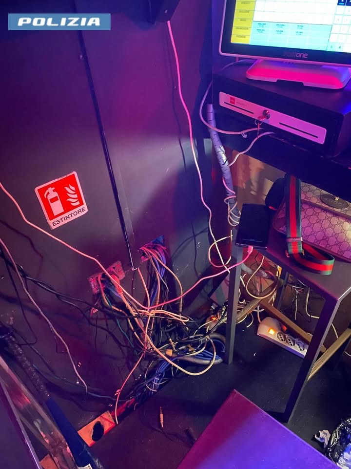 Roma, porte emergenza insufficienti e rischio incendi: sequestrato night club