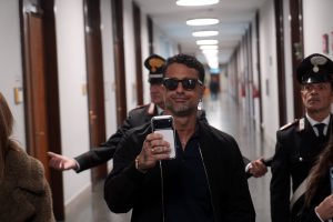 Caso Signorini, Mediaset denuncia Corona che risponde: “ormai è guerra, racconterò la verità”