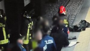 Si getta sotto i binari della Metro A, tragedia a Roma