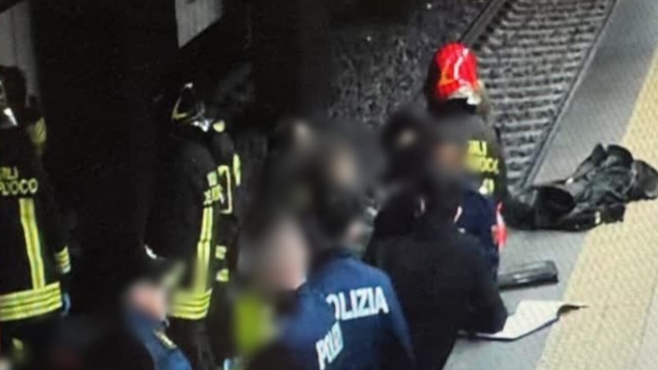 Si getta sotto i binari della Metro A, tragedia a Roma