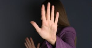 Chiede informazioni sull’ufficio postale e poi si spoglia: allarme molestatore a Civitavecchia