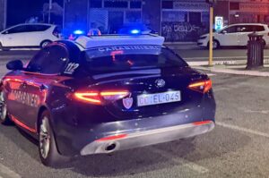 18enne egiziano aggredisce e rapina una donna in strada, arrivano i carabinieri