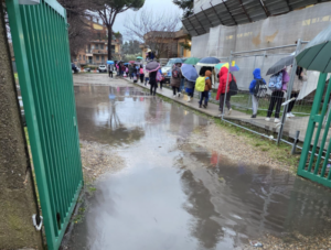 Viterbo – Scuola Primaria dell’Ellera: ingressi allagati e percorsi pericolosi, genitori scendono in campo