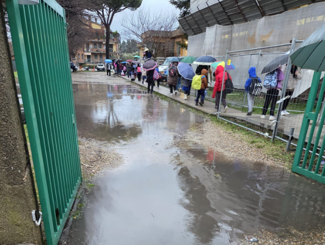 Viterbo – Scuola Primaria dell’Ellera: ingressi allagati e percorsi pericolosi, genitori scendono in campo