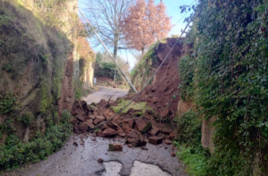 Corchiano, frana sulla strada per contrada Vallone: collegamento interdetto