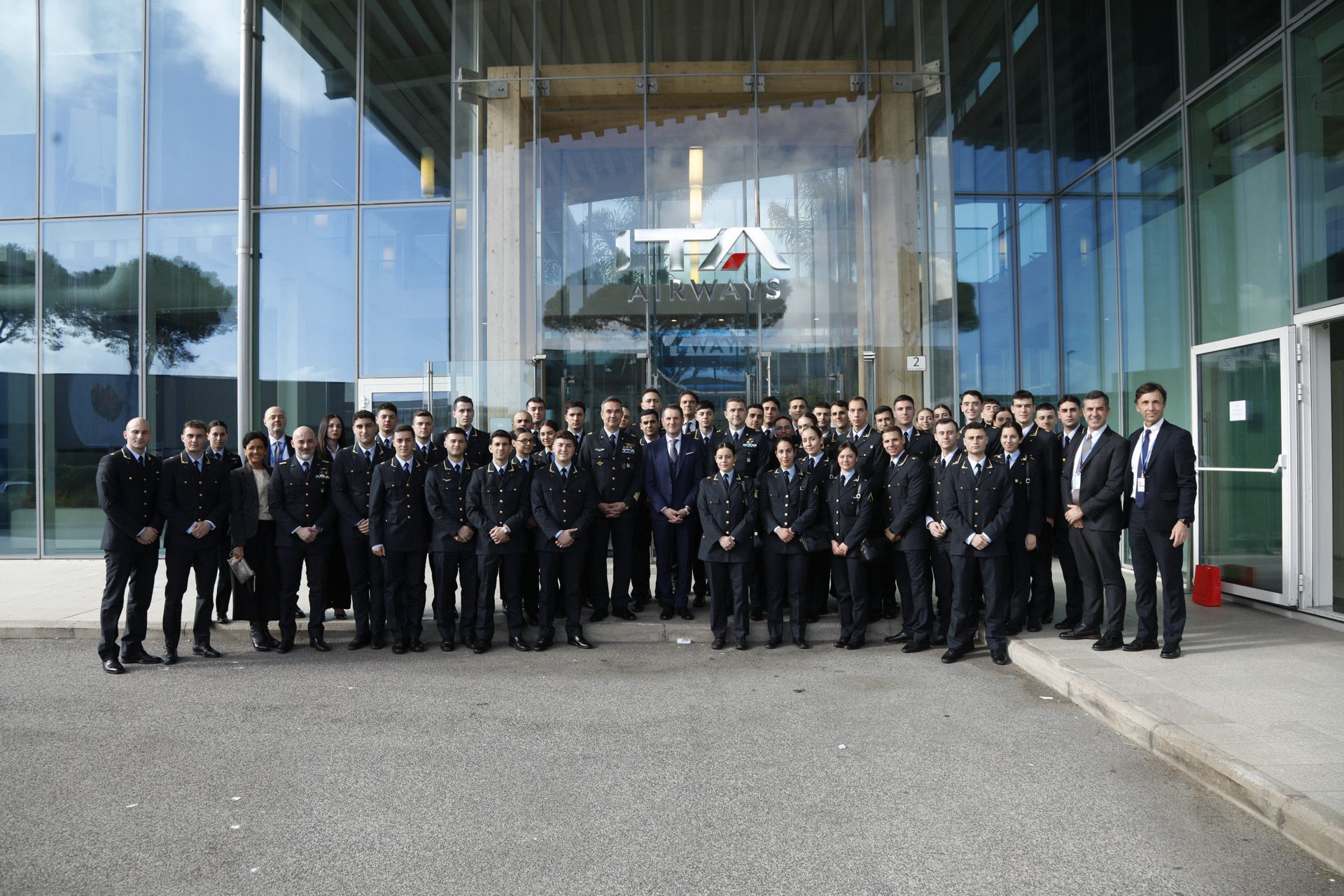 Cinquanta allievi marescialli dell’Aeronautica Militare di Viterbo ricevuti da ITA Airways