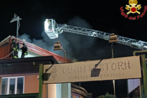 Manziana – Incendio sul tetto dell’Università Agraria: intervento notturno dei Vigili del Fuoco