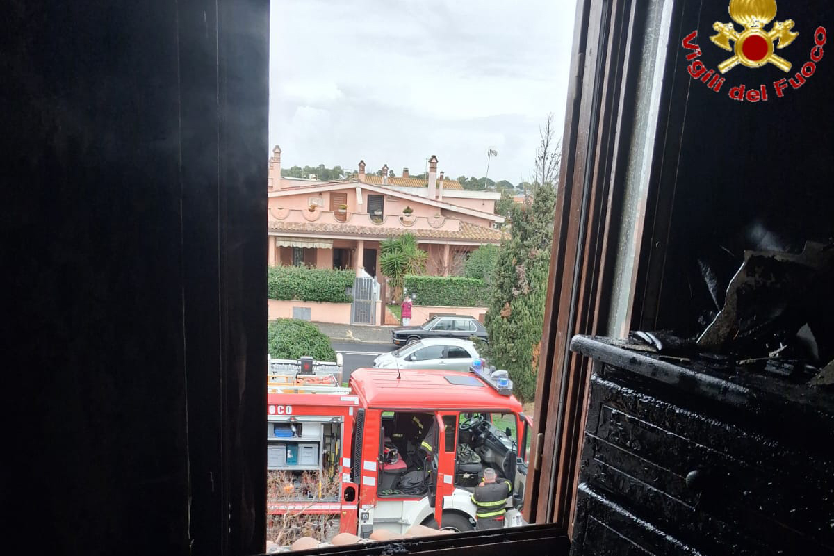 Ladispoli – Incendio in una villetta: salvati due cagnolini dai Vigili del fuoco