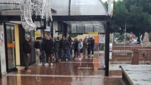 Civitavecchia – Stamani manifestazione OSS sotto la sede dell’ASL (FOTO)