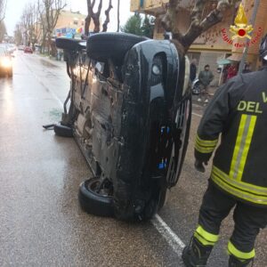 Civitavecchia – Incidente in viale Guido Baccelli: auto si ribalta, ferito estratto dai Vigili del fuoco (FOTO)