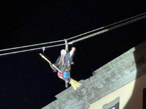 Viterbo, la Befana “115” torna a volare: spettacolo in piazza della Rocca (FOTO)