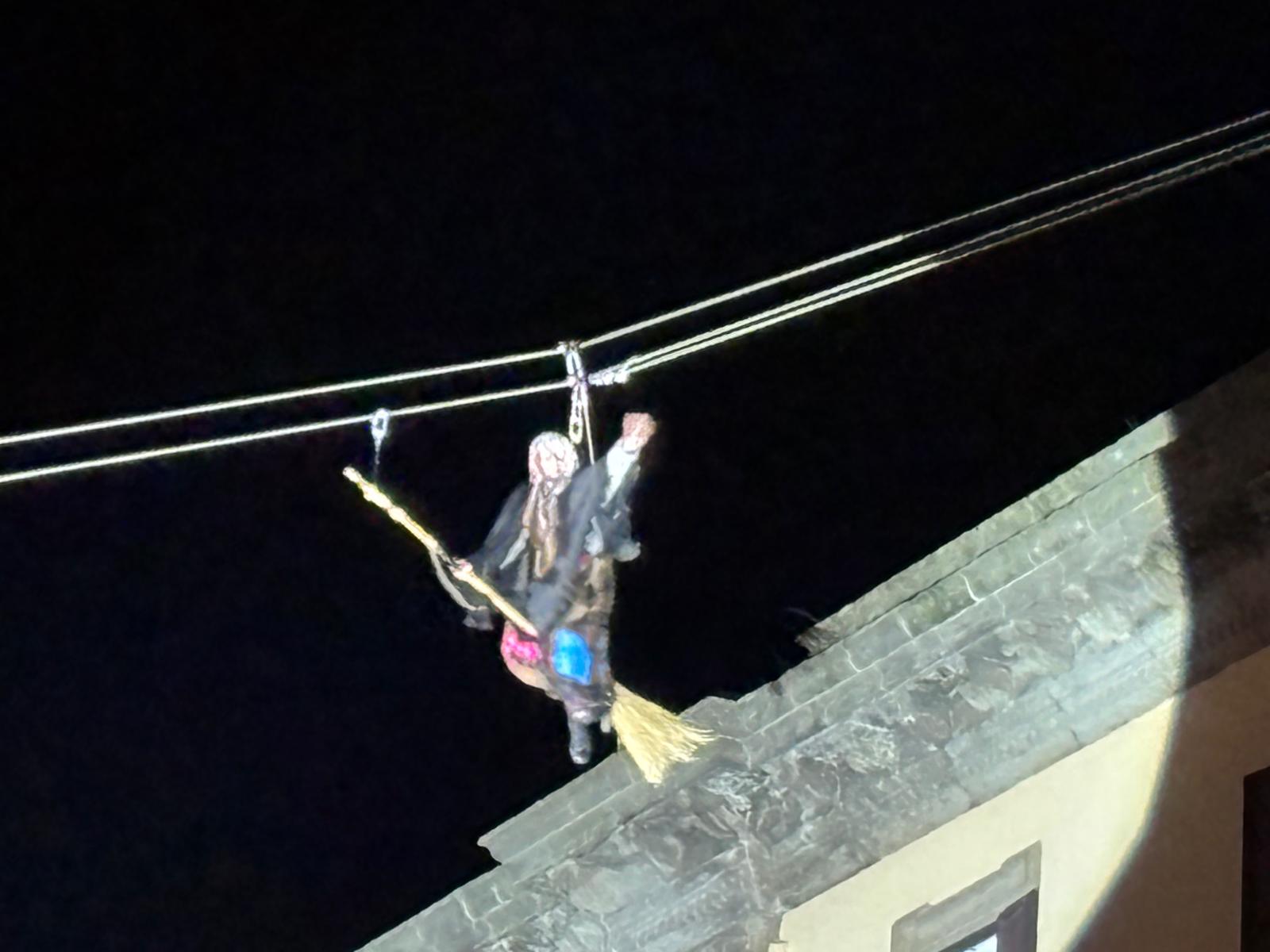 Viterbo, la Befana “115” torna a volare: spettacolo in piazza della Rocca (FOTO)