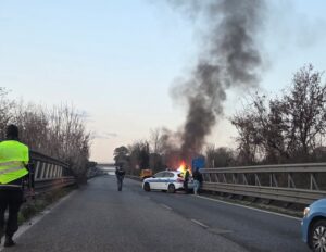 Viterbo – Auto in fiamme sulla Cassia, traffico in tilt