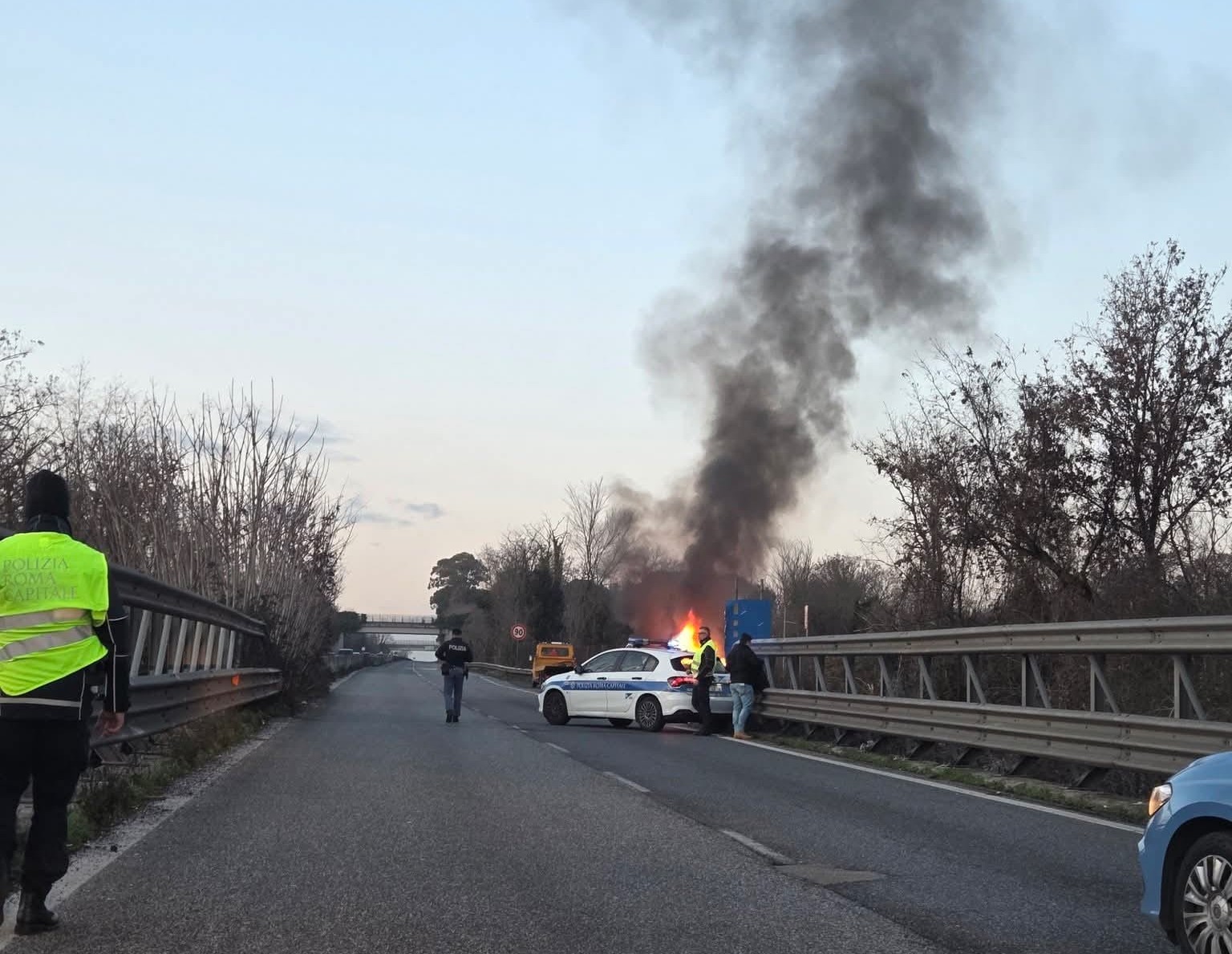 Viterbo – Auto in fiamme sulla Cassia, traffico in tilt