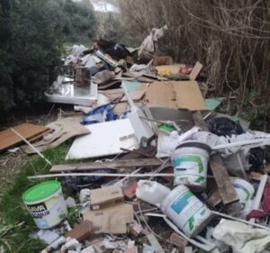 Ancora degrado a Civitavecchia nord, tre tonnellate di rifiuti a cielo aperto