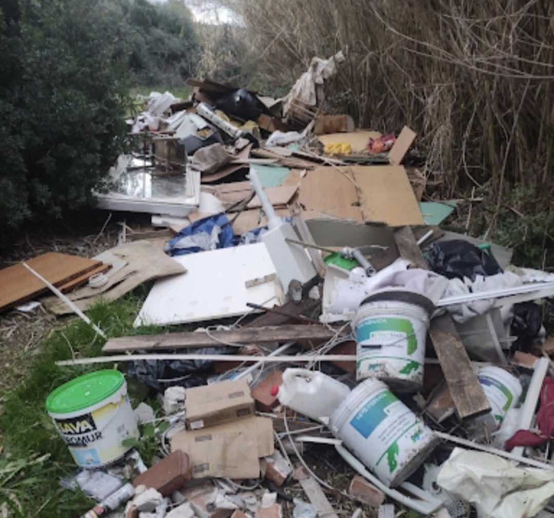 Ancora degrado a Civitavecchia nord, tre tonnellate di rifiuti a cielo aperto
