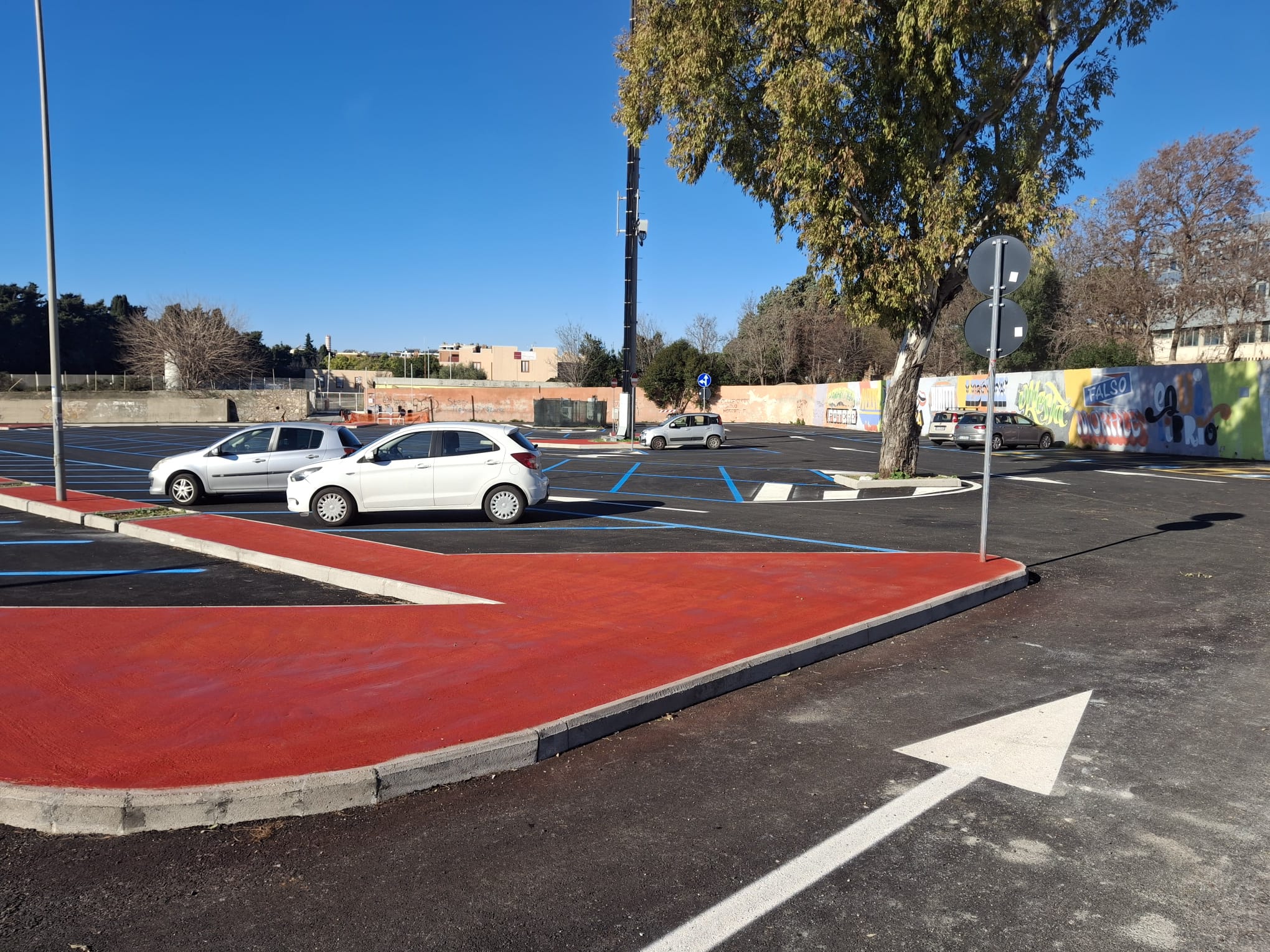 Civitavecchia – Strisce blu al Tribunale, il parcheggio più contestato adesso è realtà (FOTO)