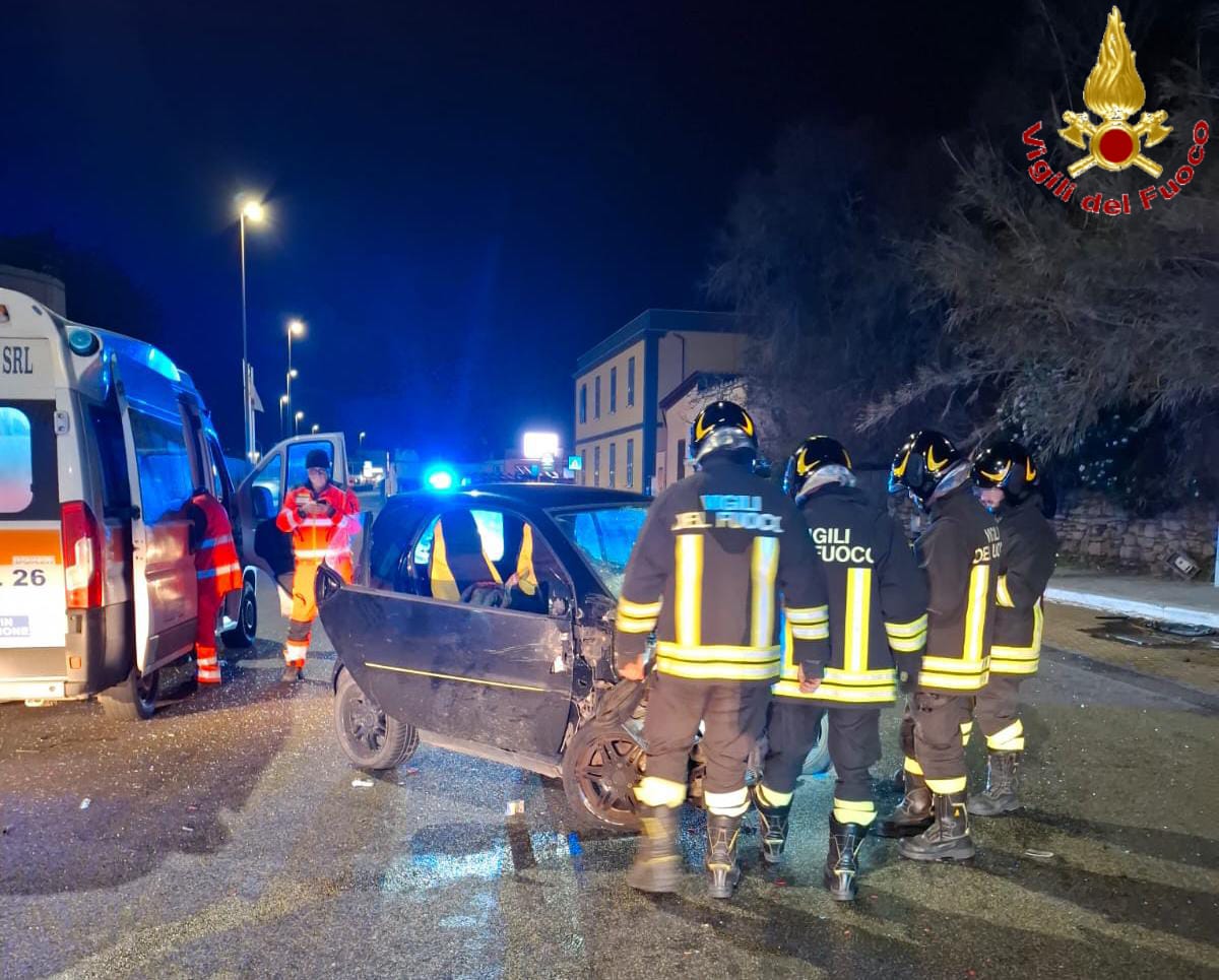 Civitavecchia – Incidente sulla via Aurelia: auto perde il controllo e distrugge le vetture parcheggiate (FOTO)