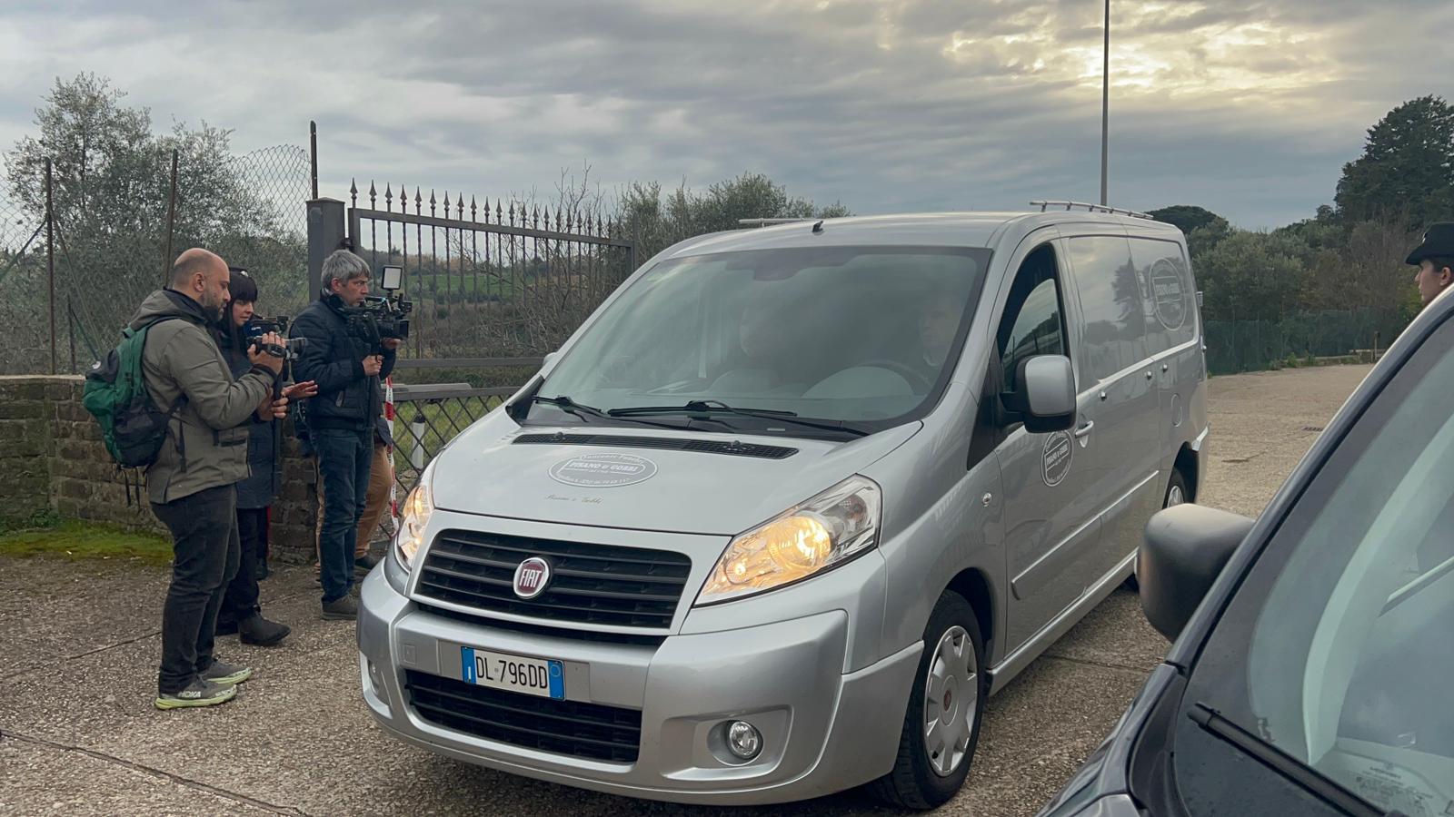 Anguillara Sabazia – Uscita la salma di Federica Torzullo dall’azienda del marito (FOTO)