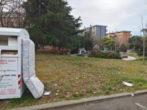 Viterbo – Murialdo nel degrado tra materassi, immondizia, transenne e auto contromano: “Dopo la fontana recintiamo tutto il quartiere?”