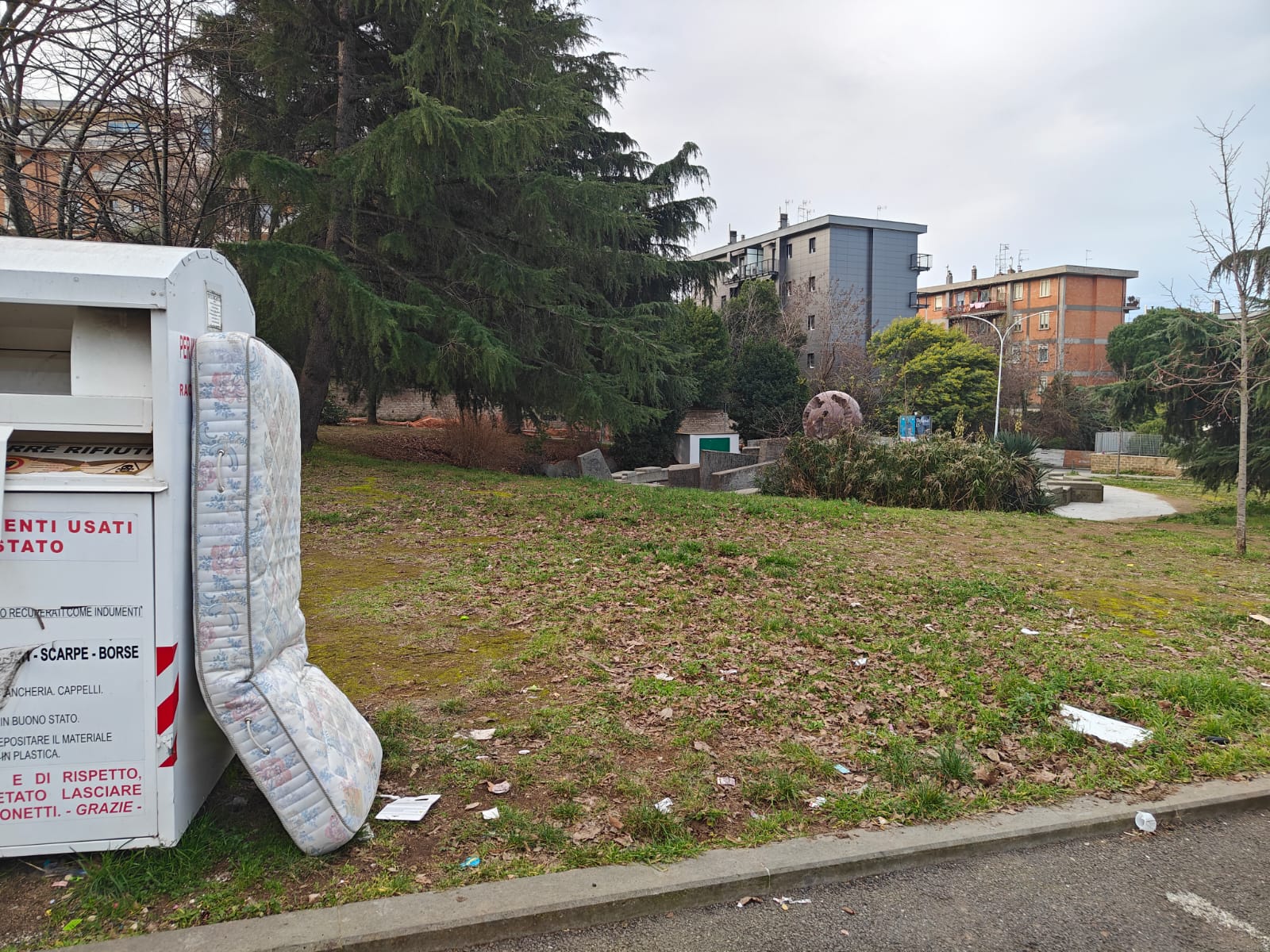 Viterbo – Murialdo nel degrado tra materassi, immondizia, transenne e auto contromano: “Dopo la fontana recintiamo tutto il quartiere?”