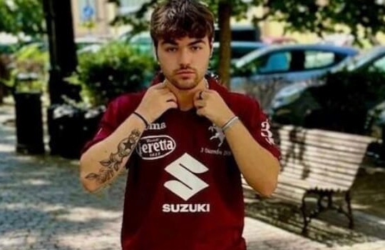 Tragedia a Torino: 19enne muore dopo una caduta in bicicletta, due giovani passano e gli rubano il portafoglio