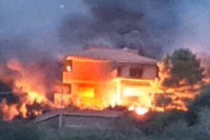 Santa Marinella – In fiamme la villa abbandonata di via Elcetina